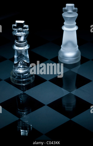 Plan Macro sur pièces d'échecs en verre sur un fond noir Banque D'Images