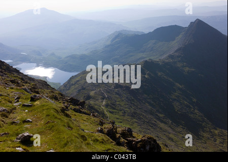 Descente via Chemin de Watkins. Vue depuis près de sommet du Snowdon, Yr Wyddfa, à l'Est du Sud montrant Watkins et chemin d'Lliwedd Banque D'Images