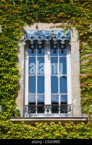 Fenêtre période dans Ballee, Normandie, France Banque D'Images