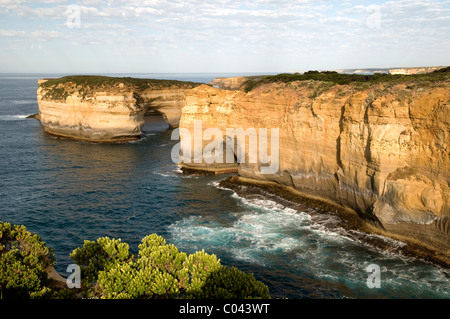 Falaises érodées et le littoral, l'épave, Port Campbell National Park, Great Ocean Road, Victoria, Australie Banque D'Images