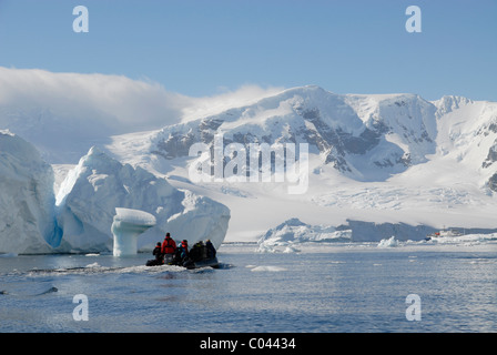 La croisière le long du zodiaque les icebergs à Cuverville Island, la péninsule Antarctique Banque D'Images