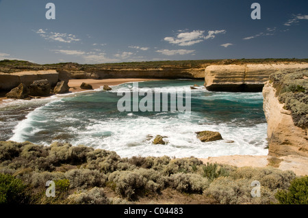 Falaises érodées et le littoral, Great Ocean Road, Victoria, Australie Banque D'Images