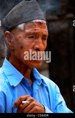 Vieil homme népalais fumeurs , peuples vit ( l ) les Népalais , la vie dans la rue à Katmandou kathmandu , Népal , Banque D'Images