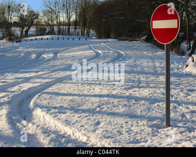 Aucun signe d'entrée de l'hiver neige glace road Banque D'Images