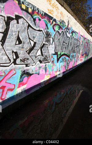 Près de graffiti Trois moulins sur le Channelsea et Lee de rivières dans l'East End de Londres, Angleterre, Royaume-Uni. Banque D'Images