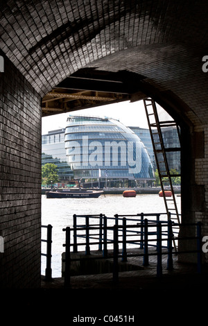 L'Hôtel de ville de Londres vu de Dead Man's trou sous Tower Bridge. une zone anciennement utilisé pour récupérer des cadavres de la Tamise Banque D'Images