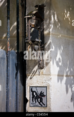 Méfiez-vous du chien signe et porte à Grand-brassac près de Brantôme, dans le Nord de la Dordogne, France Banque D'Images