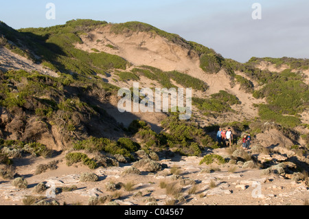 Les gens qui marchent le long de la côte, Blairgowrie, Mornington Peninsula, Victoria, Australie Banque D'Images