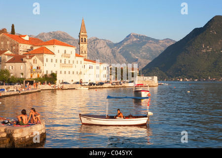 Le soleil et l'homme dans le bateau, Perast, Bouches de Kotor, Monténégro Banque D'Images