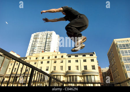 Ben Ockwell Parkour, pratiques ou Factory ♡ Lovely Fairies ♡ Pascal Alexandra, dans la région de Regency Square, Brighton, East Sussex, Angleterre Royaume-uni Grande-Bretagne Banque D'Images