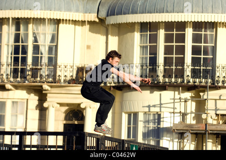 Ben Ockwell Parkour, pratiques ou Factory ♡ Lovely Fairies ♡ Pascal Alexandra, dans la région de Regency Square, Brighton, East Sussex, Angleterre Royaume-uni Grande-Bretagne Banque D'Images