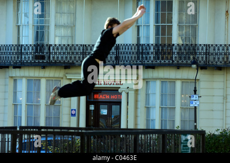 Ben Ockwell Parkour, pratiques ou Factory ♡ Lovely Fairies ♡ Pascal Alexandra, dans la région de Regency Square, Brighton, East Sussex, Angleterre Royaume-uni Grande-Bretagne Banque D'Images