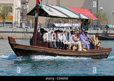 Touristes traversant le ruisseau dans le vieux Dubai Banque D'Images