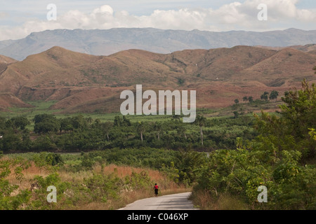 Paysage en Haïti dans la vallée de l'Artibonite, montrant des montagnes déboisées. Banque D'Images