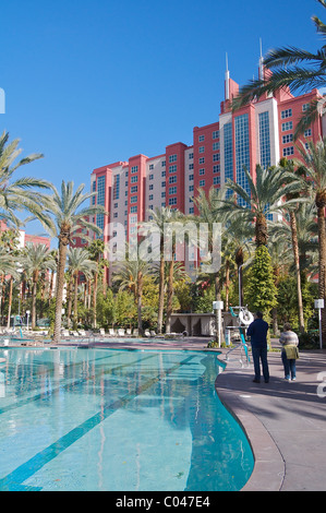 Les gens s'en tenir à une piscine au Hilton Grand Vacations Club at the Flamingo de Las Vegas Banque D'Images