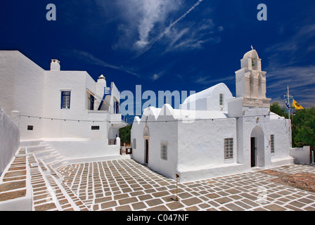 Aghia Triada ('Sainte Trinité") Église dans le village d'Adamas, le port principal de l'île de Milos, Cyclades, Grèce Banque D'Images