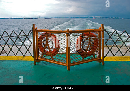 Vue sur le port de New York de Staten Island et Verrazano Bridge à distance de l'arrière du ferry de Staten Island à Manhattan. Banque D'Images