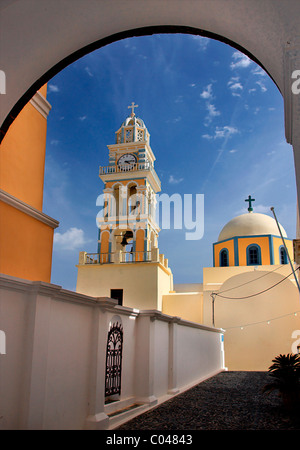 L'Église catholique au village de Fira, Santorini Island, Cyclades, Grèce Banque D'Images