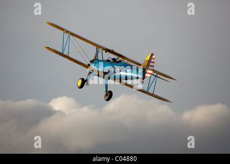 Un vintage PT13-D biplan Stearman volant à Compton Abbas aérodrome en Angleterre Banque D'Images