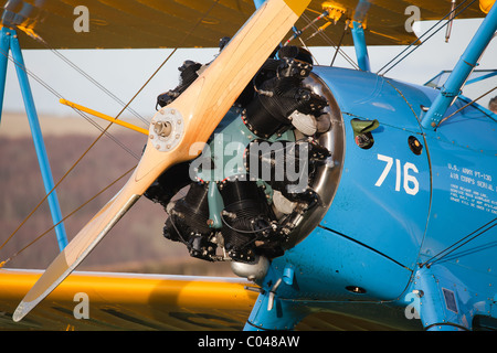 Un vintage PT13-D biplan Stearman volant à Compton Abbas aérodrome en Angleterre Banque D'Images