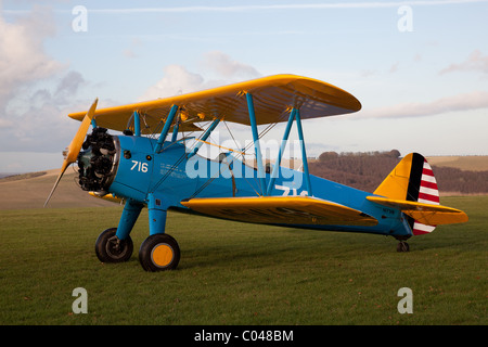 Un vintage PT13-D biplan Stearman volant à Compton Abbas aérodrome en Angleterre Banque D'Images