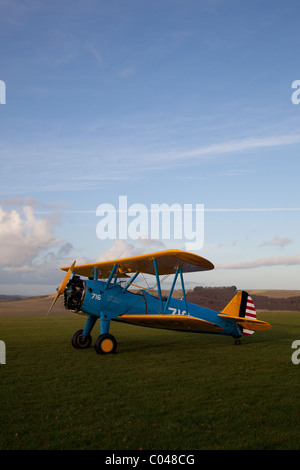 Un vintage PT13-D biplan Stearman volant à Compton Abbas aérodrome en Angleterre Banque D'Images