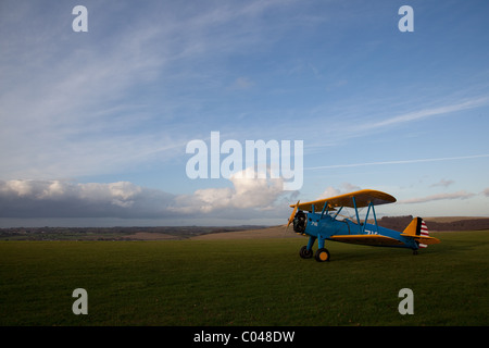 Un vintage PT13-D biplan Stearman volant à Compton Abbas aérodrome en Angleterre Banque D'Images