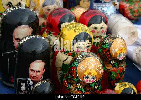 Des poupées russes en vente sur un étal de marché à Moscou. Des poupées en bois traditionnelles sont côte avec l'un de Vladamir Poutine Banque D'Images