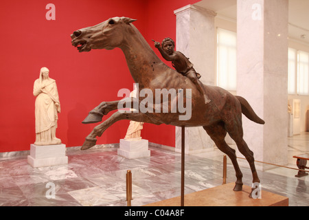 Statue en bronze de cheval et jeune jockey, Musée National Archéologique d'Athènes, Grèce Banque D'Images