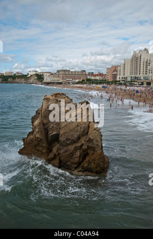 Au cours de vacances à la mer plage Grand Plage rock Biarritz, Pyrénées Atlantiques, Pays Basque, Sud Ouest France Banque D'Images