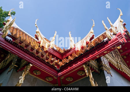 Toit (détail) avec Eaves en bois sculpté, Wat Benchamabophit (Wat Ben), Banglamphu, Bangkok, Thaïlande, Asie du Sud-est Banque D'Images