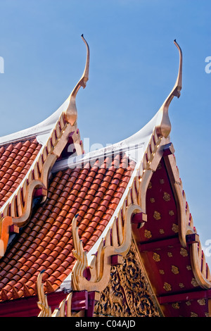 Toit (détail) montrant les Eaves sculptées traditionnelles, Wat Benchamabophit (Wat Ben), Banglamphu, Bangkok, Thaïlande Banque D'Images