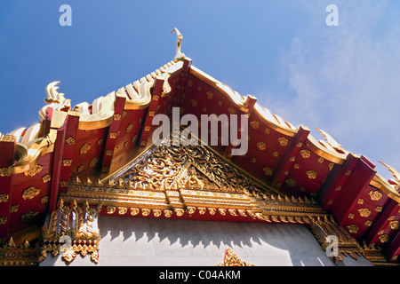 Toit (détail) montrant les Eaves sculptées traditionnelles, Wat Benchamabophit (Wat Ben), Banglamphu, Bangkok, Thaïlande Banque D'Images