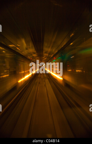 L'accélération rapide de l'écart de la station de métro. Banque D'Images