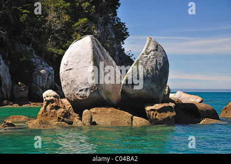 Split-apple Rock, Parc national Abel Tasman, Tasman, île du Sud, Nouvelle-Zélande Banque D'Images