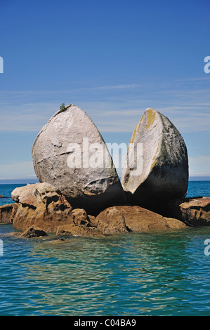 Split-apple Rock, Parc national Abel Tasman, Tasman, île du Sud, Nouvelle-Zélande Banque D'Images