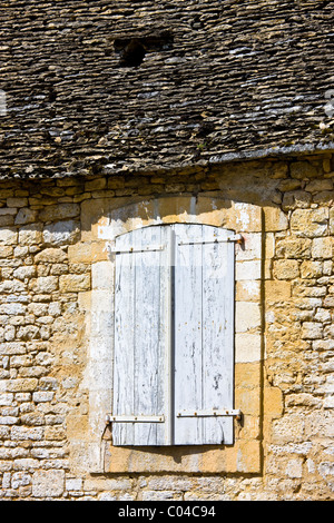 Grange traditionnelle française avec des volets en bois de construction à St Amand de Coly, Dordogne, France Banque D'Images