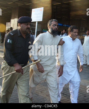 Les fonctionnaires de police arrestation des manifestants lors de manifestation de protestation des employés de la Pakistan International Compagnie (PIA) Banque D'Images