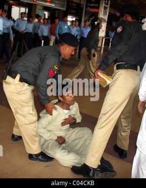 Les fonctionnaires de police arrestation des manifestants lors de manifestation de protestation des employés de la Pakistan International Compagnie (PIA) Banque D'Images