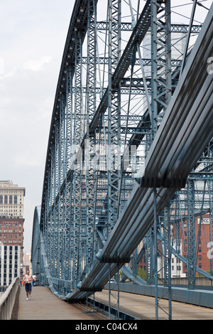 Le Smithfield Street Bridge traversant la rivière Monongahela à Pittsburgh, Pennsylvanie, USA Banque D'Images