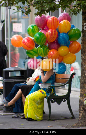 Une personne titulaire d'ballons colorés tandis qu'une Gay Pride Parade va passé à Reykjavik, Islande. Banque D'Images