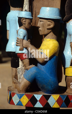 Man Holding Boy ou père Holding Fils, Mahafaly, sculptures funéraires stèle en bois, tombe ou Aloalo, Tuléar, Toliara ou Madagascar Banque D'Images