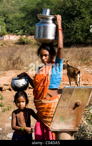 Une femme de la tribu Orissa avec son fils. Banque D'Images