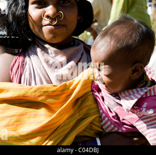 Une femme de la tribu Orissa avec son fils. Banque D'Images