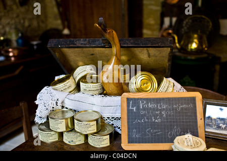 Foie gras et des produits de la ferme dans la préservation de bols à la vente à La Ferme de Charnaillas ferme, Dordogne, France Banque D'Images