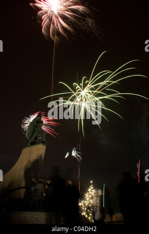 D'artifice le soir du Réveillon par la statue de Leif Erikson à Reykjavik, Islande. Banque D'Images