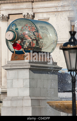 Les œuvres de l'artiste Yinka Shonibare Nelson's ship in a Bottle sur socle Quatrième à Trafalgar Square de Londres. Londres. UK Banque D'Images