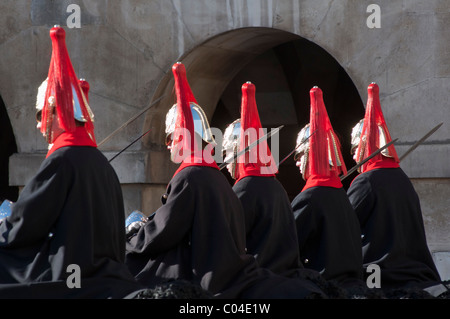 Les sauveteurs de la reine à cheval pendant les "relève de la garde" à Horse Guards Parade, Londres, Angleterre. Banque D'Images