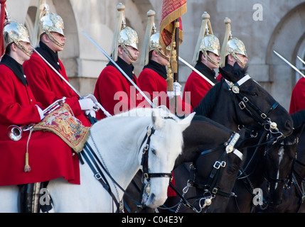 Les sauveteurs de la reine à cheval pendant les "relève de la garde" à Horse Guards Parade, Londres, Angleterre. Banque D'Images