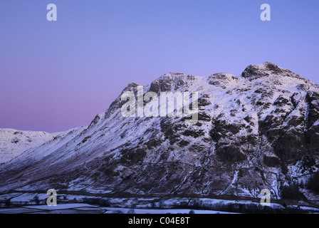 Langdale Pikes à l'aube en hiver dans le Lake District Banque D'Images